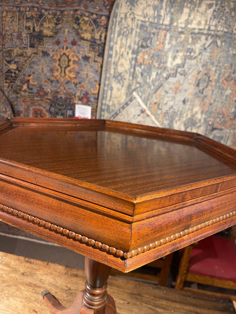 Ribboned Mahogany Pedestal Table